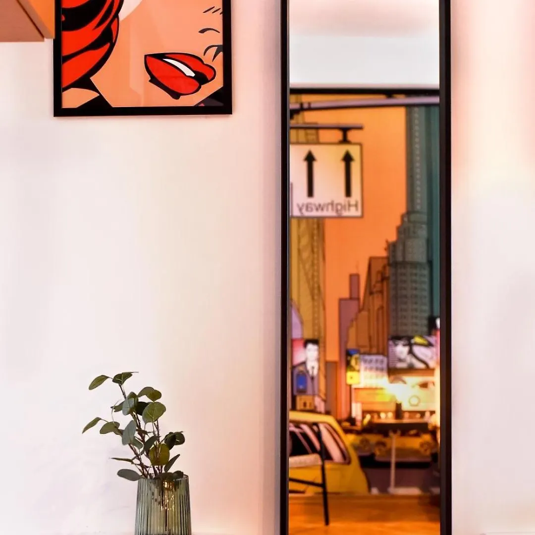 Vibrant Charm - Cozy Studio In The Heart Of The City Bukarest