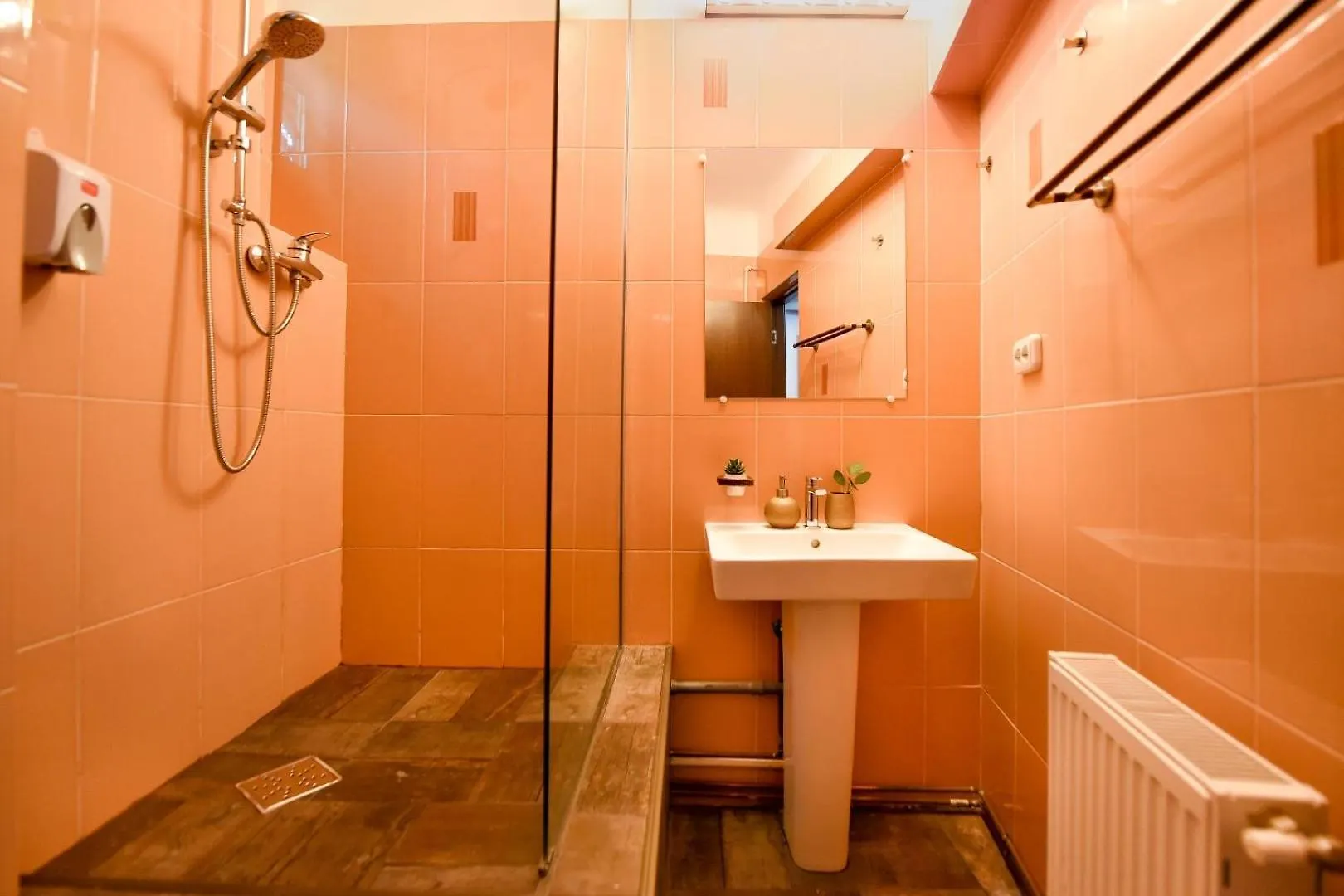 Vibrant Charm - Cozy Studio In The Heart Of The City Bukarest Apartment
