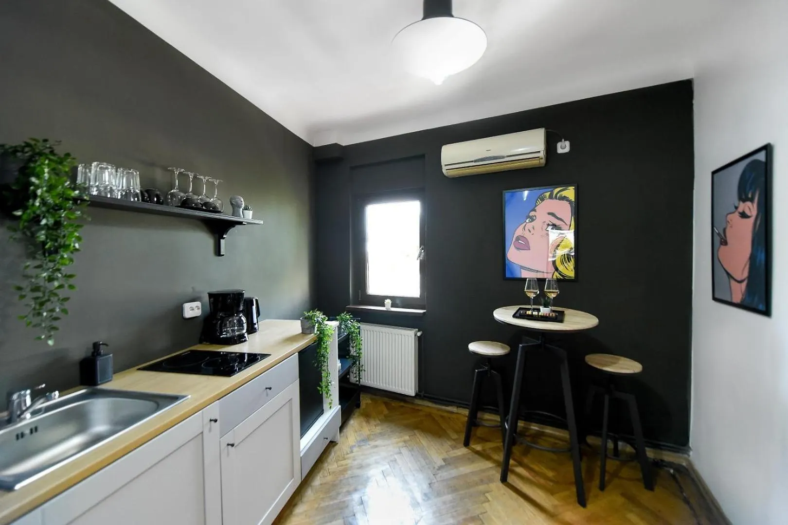 Vibrant Charm - Cozy Studio In The Heart Of The City Bukarest 0*,